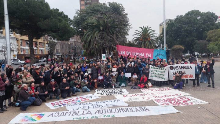 Terminada la asamblea, foto de los presentes con las banderas de las asambleas