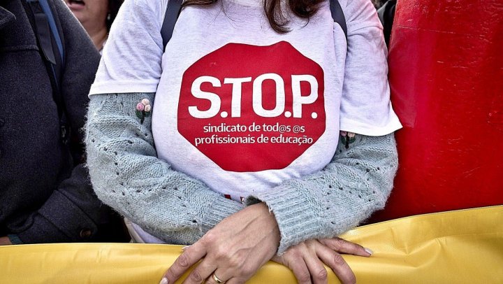 Imagen de archivo: una trabajadora docente de Portugal marcha con una remera de su sindicato, STOP.