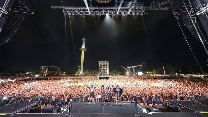 Despedida de Kiss en Buenos Aires, ante una multitud y con la "Torre Espacial" de Lugano de fondo. Foto: cuenta oficial de Twitter de Kiss.