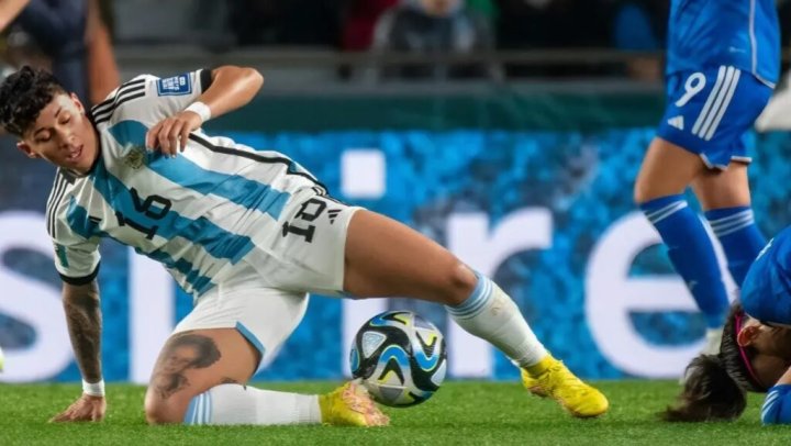 Lorena Benítez, una de las figuras de la Selección femenina de Argentina, en el Mundial de Australia/Nueva Zelanda 2023. En protesta por el destrato al plantel femenino, es una de las jugadoras que anunció su renuncia al seleccionado.