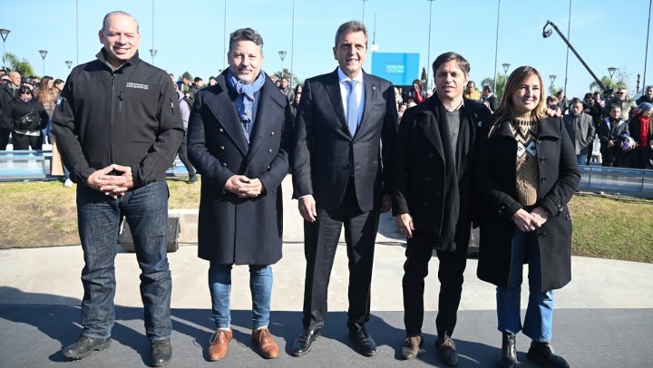 Sergio Massa, Axel Kicillof y Gustavo y Karina Menendez junto a su jefe de campaña Sergio Berni en Merlo