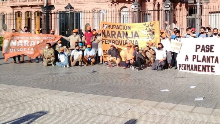 Miembros de la agrupación Naranja Ferroviaria acompañando y apoyando el reclamo de los tercerizados en Plaza de Mayo.