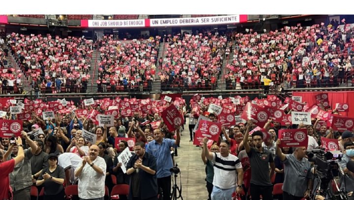 Multitudinaria asamblea de trabajadores de hoteles y casinos de Las Vegas votaron este martes por mayoría ir a la huelga bajo la consigna "Un trabajo debería ser suficiente".