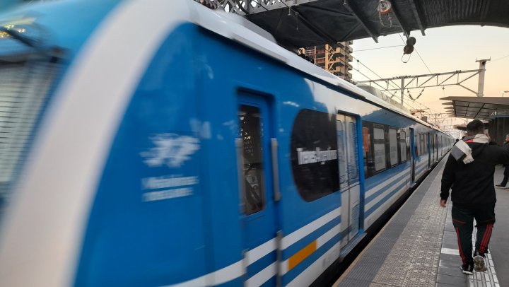 Un tren llega a una de las estaciones de la extensa línea Roca. Personal ferroviario denuncia que el Gobierno está retomando una política de despidos sin causa.