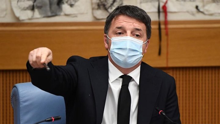 El líder de Italia Viva, Matteo Renzi, durante la rueda de prensa de este miércoles en la Cámara de Diputados de Roma (Italia). Efe