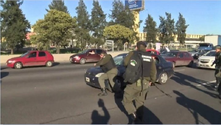 Gendarme carancho tirándose sobre auto de un manifestante | Foto Enfoque Rojo