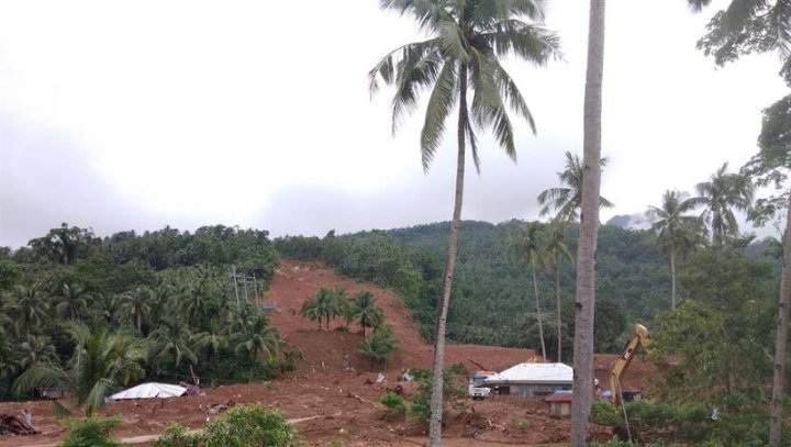 El colapso de una montaña enterró varias casas en Filipinas durante el paso del tifón Megi. EFE/EPA/CYRIL E. MONTERO