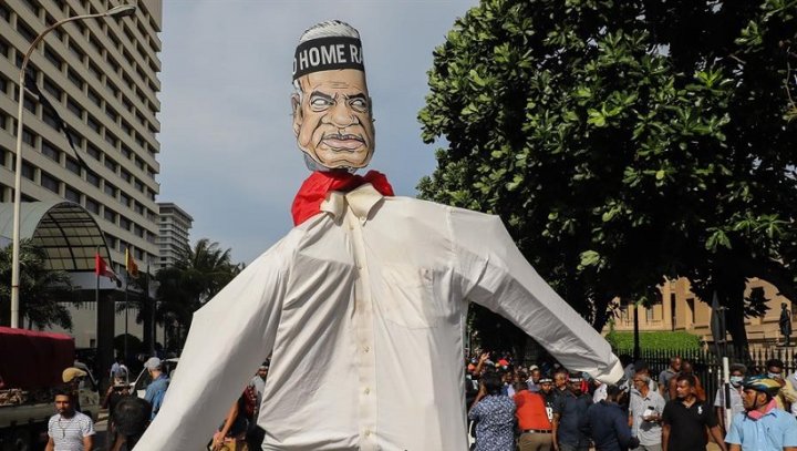 Manifestantes llevan un muñeco del nuevo presidente Ranil Wickremesinghe mientras gritan consignas en su contra durante una protesta frente a la secretaría del presidente en Colombo, Sri Lanka, el 19 de julio de 2022. EFE/EPA/CHAMILA KARUNARATHNE