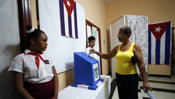 Una mujer emite su voto durante las elecciones parlamentarias este domingo en La Habana. EFE.