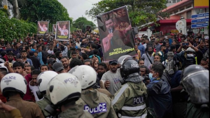 Estudiantes de la Federación Interuniversitaria de Sri Lanka protestan frente a una universidad estatal en la capital, Colombo, exigiendo la liberación de los dirigentes sindicales y estudiantiles, el 18 de octubre de 2022. Foto: AP/Eranga Jayawardena