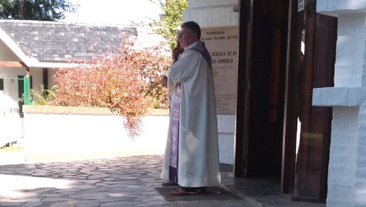 Eduardo Lorenzo en las puertas de la iglesia Inmaculada Madre de Dios de Gonnet | Foto La Izquierda Diario / Pulso Noticias