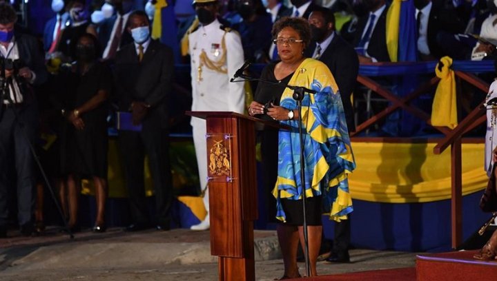 La primera ministra de Barbados, Mia Amor Mottley, habla durante la ceremonia de declaración de la transición del país a una república parlamentaria y la toma de posesión de Sandra Mason como presidenta. EFE/Barbados Today