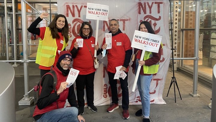 Trabajadores y periodistas del diario realizan un piquete en la puerta del edificio en Nueva York.