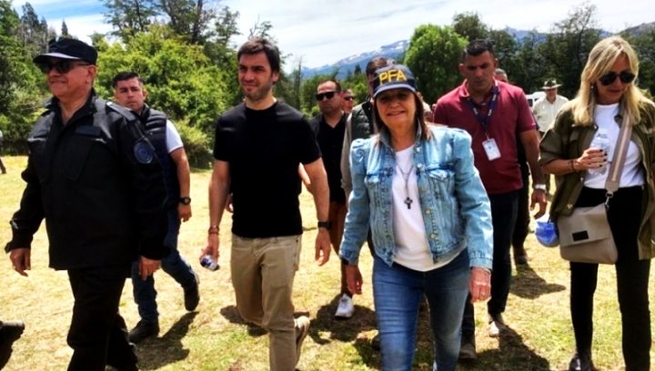 Patricia Bullrich (cruz en cuello y gorra de la Policía Federal) junto al gobernador Ignacio Torres