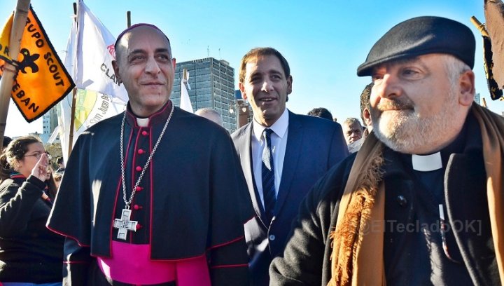 El arzobispo Víctor Fernández junto al cura Rúben Marchioni y el intendente Julio Garro | Foto Noelia Marone / El Teclado