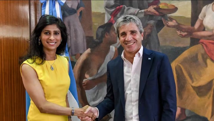 Gita Gopinath subdirectora del Fondo Monetario Internacional y Luis Caputo ministro de Economía