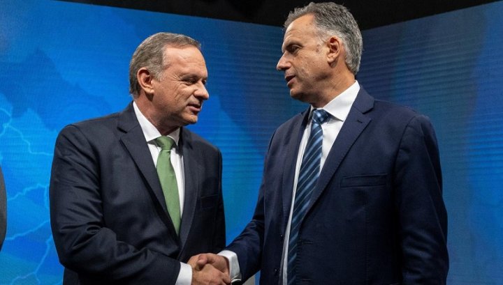 El oficialista Alvaro Delgado y el opositor Yamandú Orsi, durante el último debate presidencial en Uruguay.