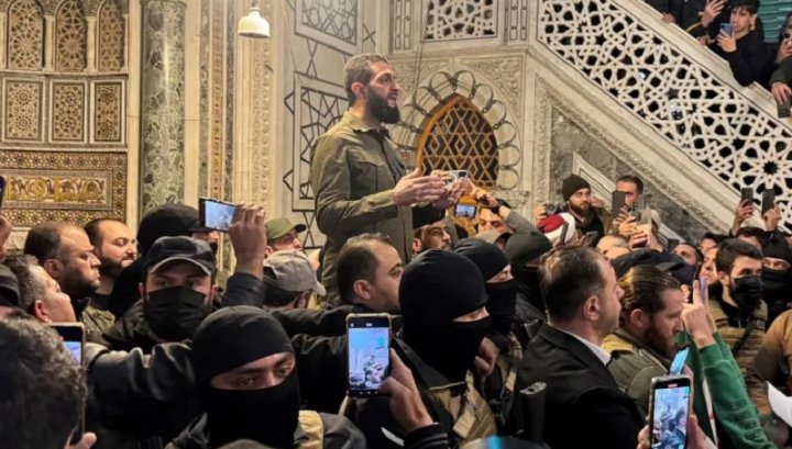 El líder de Hayat Tahrir al-Sham, Abu Mohammed al-Julani, habla ante una multitud en la mezquita Ummayad en Damasco, después de que los rebeldes sirios anunciaran que habían derrocado al presidente Bashar al-Assad, el 8 de diciembre de 2024 [Mahmoud Hassano/Reuters]