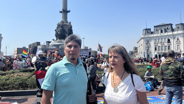 Alejandro Vilca y Alejandrina Barry en el centro de Lima antes del comienzo de la movilización de este jueves 9 de febrero.