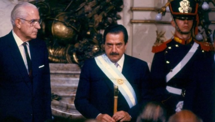 Raúl Alfonsín junto al Gral Reynaldo Bignone el día de asunción