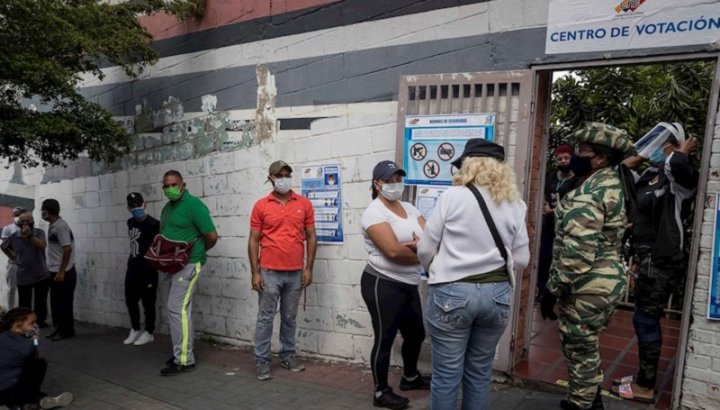 Un centro de votación en Caracas. Fotografía EFE/ Miguel Gutiérrez