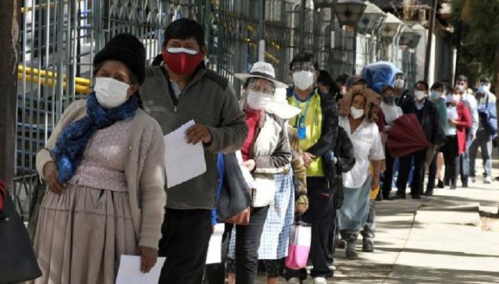 Filas para vacunación en Cochabamba (Foto: EFE/Jorge Abrego)