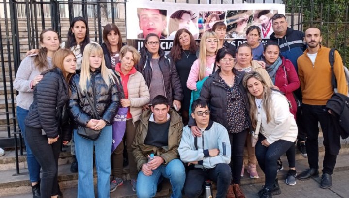 Rocío junto a familiares de los cuatro chicos fallecidos antes de ingresar a una de las audiencias | Foto Enfoque Rojo