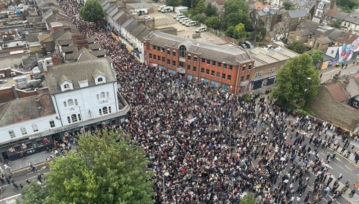 Foto aérea de la contramarcha de este miércoles en el barrio de Waltham, en el este de Londres.