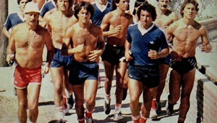 El Beto Alonso y el Tolo Gallego -ambos campeones del mundo con la Selección Argentina en 1978- encabezan la delegación riverplatense en un entrenamiento en plena calle geselina.