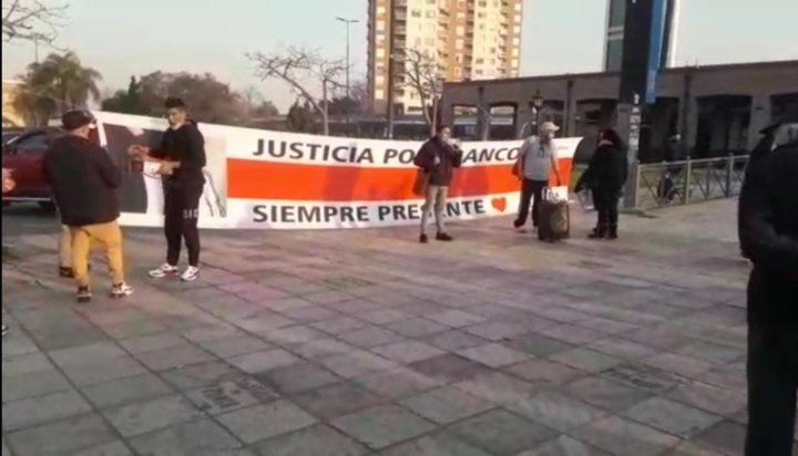 La bandera exigiendo Justicia por Franco estuvo frente a la estación de tren de Tigre