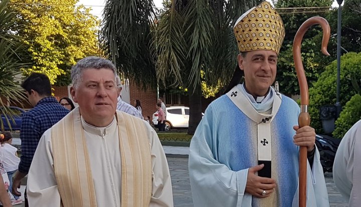 Eduardo Lorenzo junto a Tucho Fernández en la parroquia de Gonnet donde abusó de varios menores