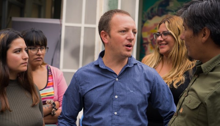 Foto: Gastón Remy junto a Alejandro Vilca, Keila Sequeiros y otras candidatas del Frente de Izquierda Unidad.