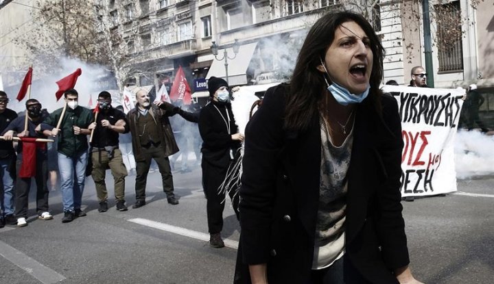 La Policía reprime una marcha en Atenas este domingo. EFE/EPA/YANNIS KOLESIDIS