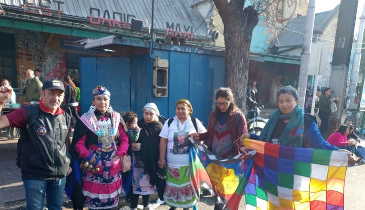 Raúl Godoy junto a Betiana Colhuan Nahuel, dos mujeres de la comunidad mapuche y dos compañeras del FPDS | Foto Enfoque Rojo