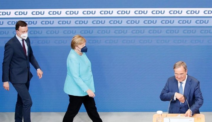 Merkel llega al bunker de la CDU que tuvo una caída histórica en su votación.