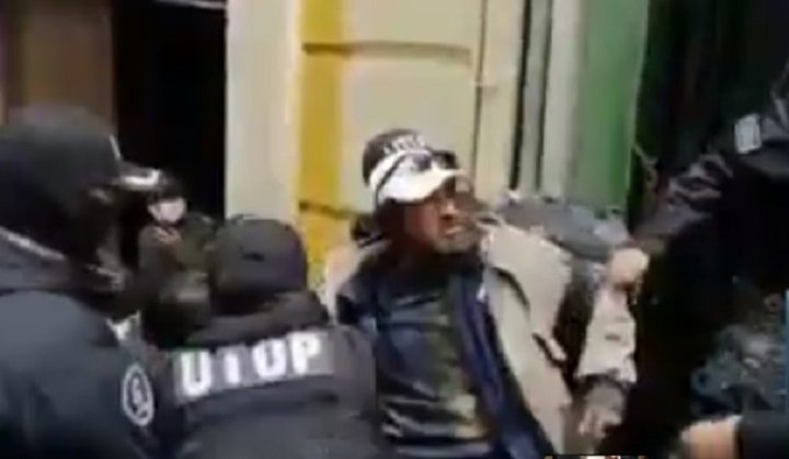 Foto: momento de la detención a David Inca, representante de la APDHB - El Alto (captura video difundido por Splendid)