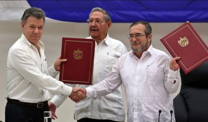 Foto de archivo durante la firma de los llamados acuerdos de paz entre el entonces presidente colombiano Juan Manuel Santos y el excomandante de las FARC, Rodrigo Londoño, alias Timochenko.