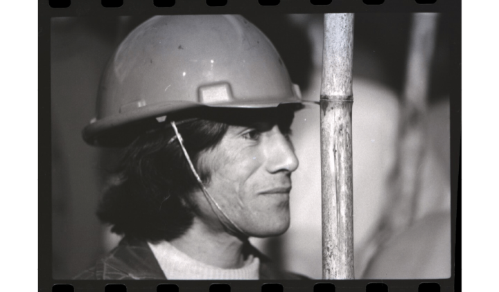 Joven trabajador en el Acto del FTR - MIR en el cierre de campaña de su proclamación a la CUT en el Teatro Caupolicán el 24 de mayo de 1972. Fotografía de Armindo Cardoso. Negativos : monocromo, gelatina sobre acetato de celulosa ; 35 mm. Colección Archivo Fotográfico / Armindo Cardoso de la Biblioteca Nacional