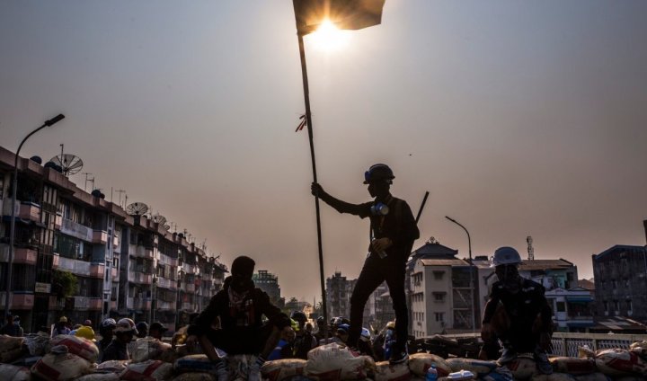 Combatientes de primera línea sobre sacos de arena que sirven de barricadas en un puente en Yangon. Fuente: New York Times.