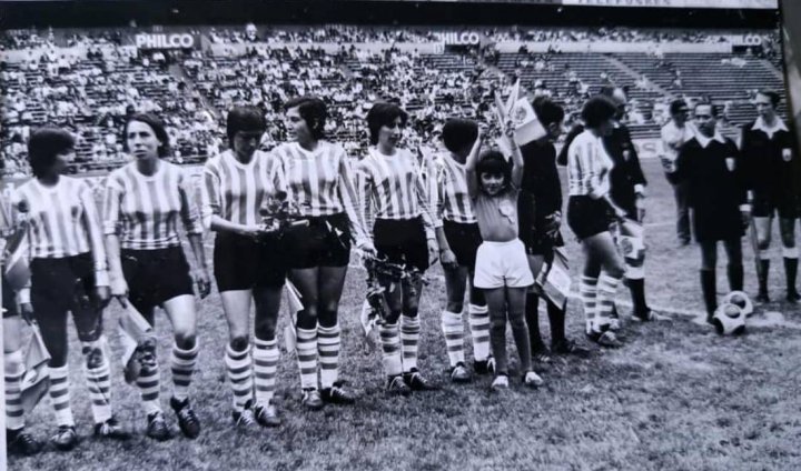 La Selección Argentina que en 1971 derrotó por 4 a 1 a Inglaterra en el Mundial de México. Hoy las conocemos como Las Pioneras.