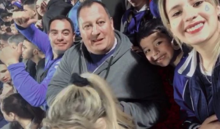 Lolo, su hija y uno de sus nietos en la tribuna