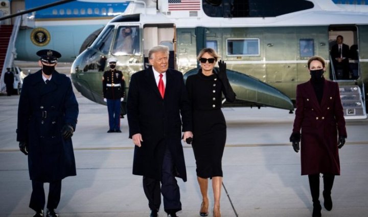 El ex presidente Donald Trump y la ex primera dama Melania Trump antes de abordar el Air Force One por última vez como presidente el 20 de enero. Crédito Pete Marovich para The New York Times