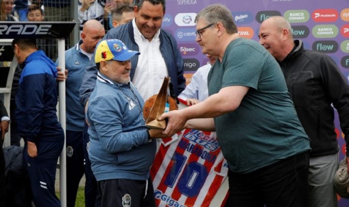 Diego Maradona recibe obsequios de dirigencia de Unión de Santa Fe. Tapado se encuentra a Jorge Molina, secretario general de UPCN provincial y miembro de la Comisión Directiva del club.