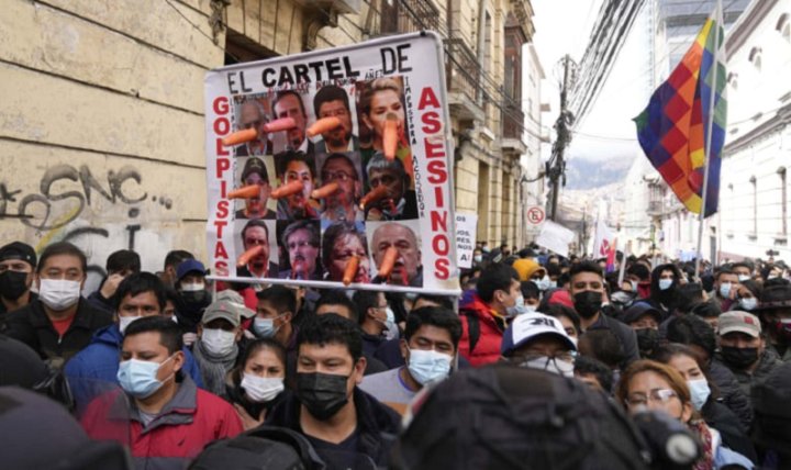 Concentración en Tribunales cuando se esperaba el inicio de juicio a Jeanine Áñez (Foto: Associated Press)