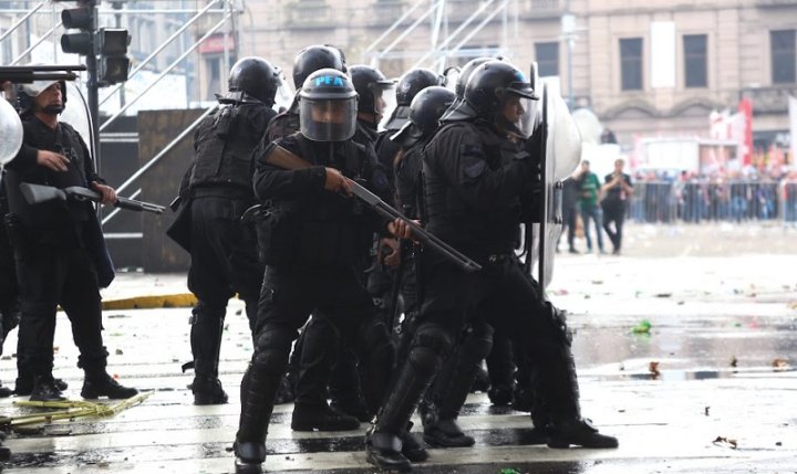 Momento en que la Policía Federal desparrama balas y gases por las inmediaciones del Congreso | Foto Enfoque Rojo