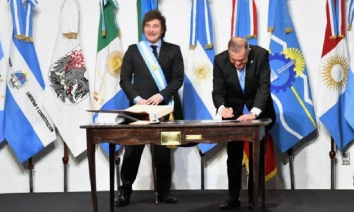 El presidente Javier Milei firmó junto al gobernador tucumano Osvaldo Jaldo y otros 17 gobernadores el Pacto de Mayo.