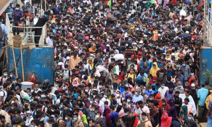 Miles de personas regresan a Dhaka utilizando la vía fluvial Shimulia en Bangladesh. Fotografía: Md Manik / SOPA Images / REX / Shutterstock