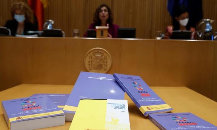 MADRID, 13/10/2021.- La ministra de Hacienda, María Jesús Montero (c), presenta el proyecto de Ley de Presupuestos Generales del Estado para 2022 este miércoles en el Congreso de los Diputados. EFE/Juan Carlos Hidalgo