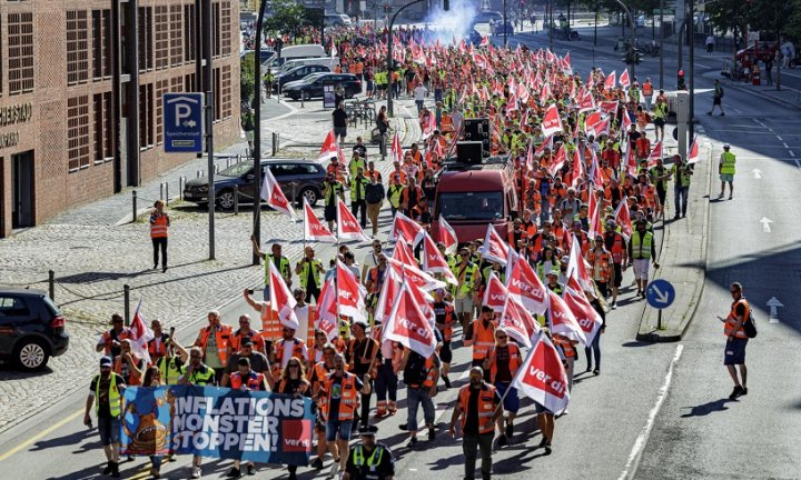 Archivo: Estibadores alemanes marchan por la ciudad portuaria de Hamburgo bajo el lema «Detengan el monstruo de la inflación», tras ser convocados a la huelga por tercera vez desde el mes de junio, después del fracaso de las negociaciones salariales entre el sindicato Verdi y la patronal ZDS. Foto: Axel Heimken/dpa. Fuente: elmundo.cr