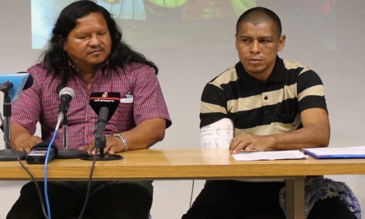 Sergio Rojas (izquierda) y Jehry Rivera (derecha) en Conferencia de prensa en Universidad de Costa Rica en 2013.